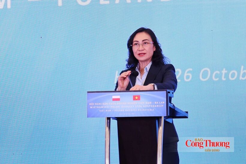Deputy Minister of Industry and Trade Phan Thi Thang delivers the closing remarks.