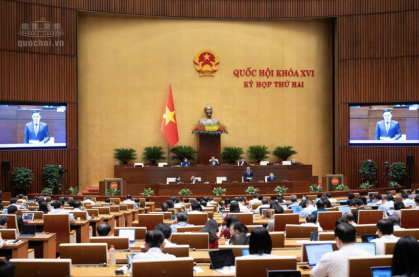 Minister of Industry and Trade Le Manh Hung delivers remarks clarifying issues raised by National Assembly deputies.