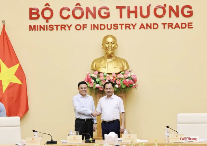 Minister of Industry and Trade Le Manh Hung and Minister of Agriculture and Environment Trinh Viet Hung.