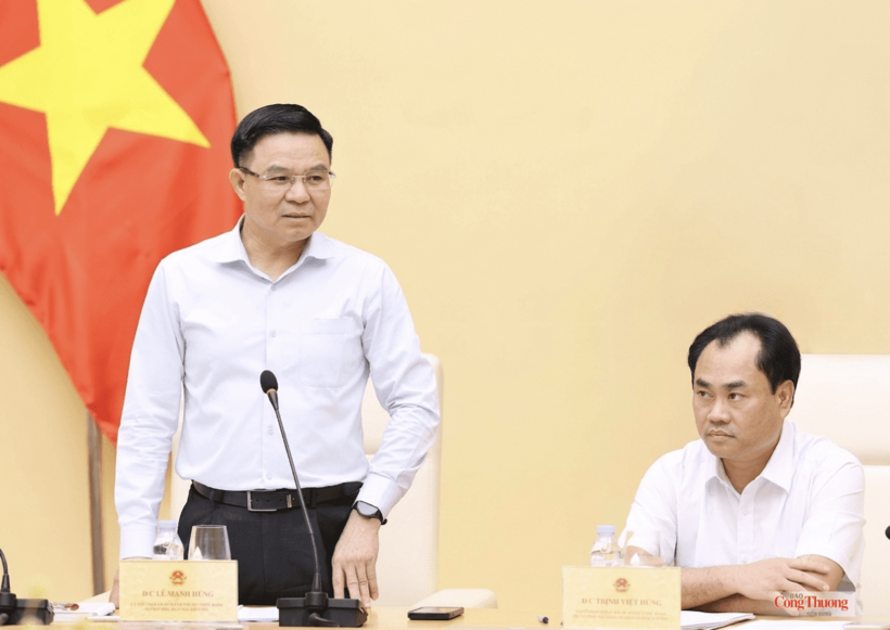 Minister of Industry and Trade Le Manh Hung delivers remarks at the conference.