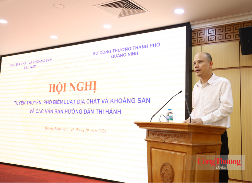 Deputy Director-General of the Viet Nam Department of Geology and Minerals delivers remarks at the conference.