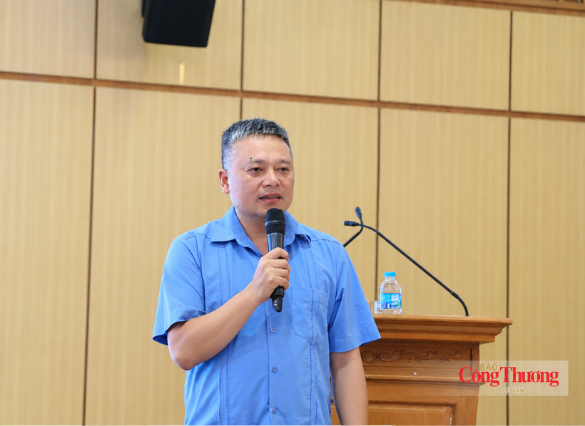 Nguyen Xuan Quang, Deputy Head of the Legal Affairs and Inspection Division of the Viet Nam Department of Geology and Minerals, delivers remarks at the conference.