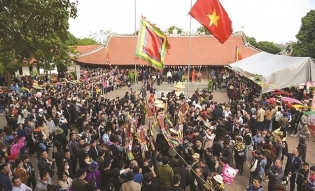 Spring festival season sees surging visitors with improved safety measures