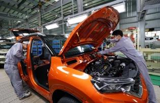 Auto industry heavily reliant on imports