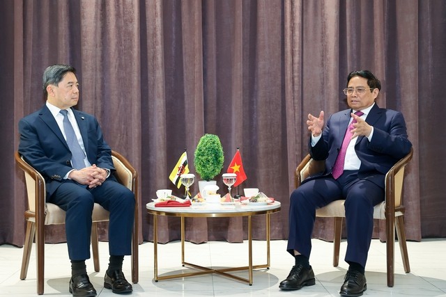 Prime Minister Pham Minh Chinh (R) meets Minister at The Prime Minister's Office and Minister of Finance and Economy II Dato Seri Setia Dr Awang Haji Mohd Amin Liew Abdullah in Bandar Seri Begawan, Brunei Darussalam, February 11, 2023 