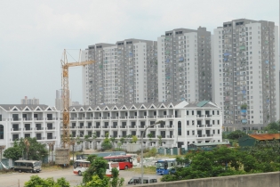 Credit crunch burdens real estate market