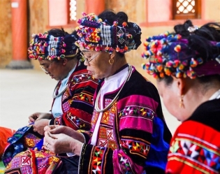 Lô Lô ethnic people uphold traditional embroidery art