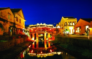 International tunes in Hoi An