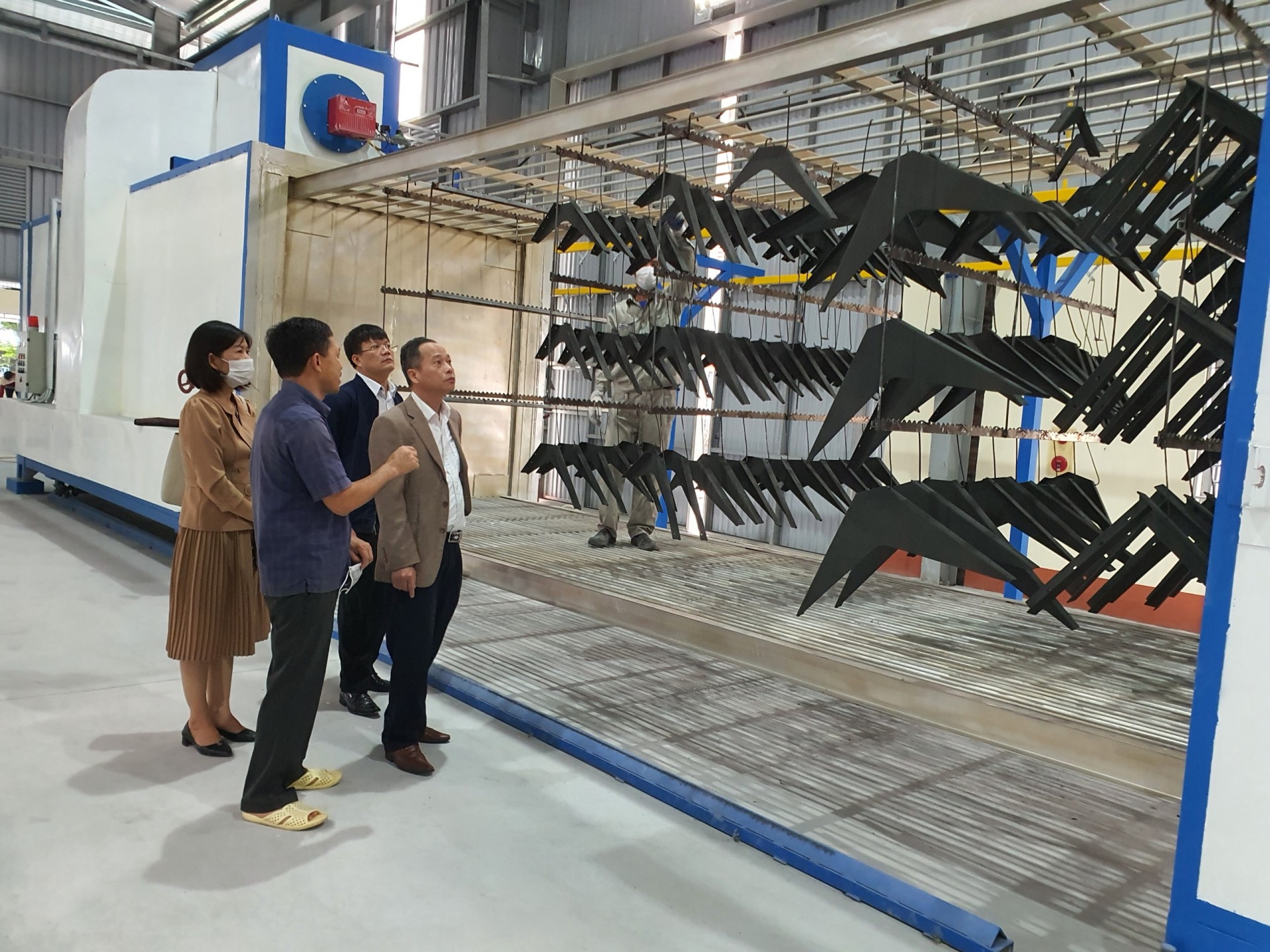 Wheelbarrow electrostatic painting at the Hung Thao Mechanical Co., Ltd