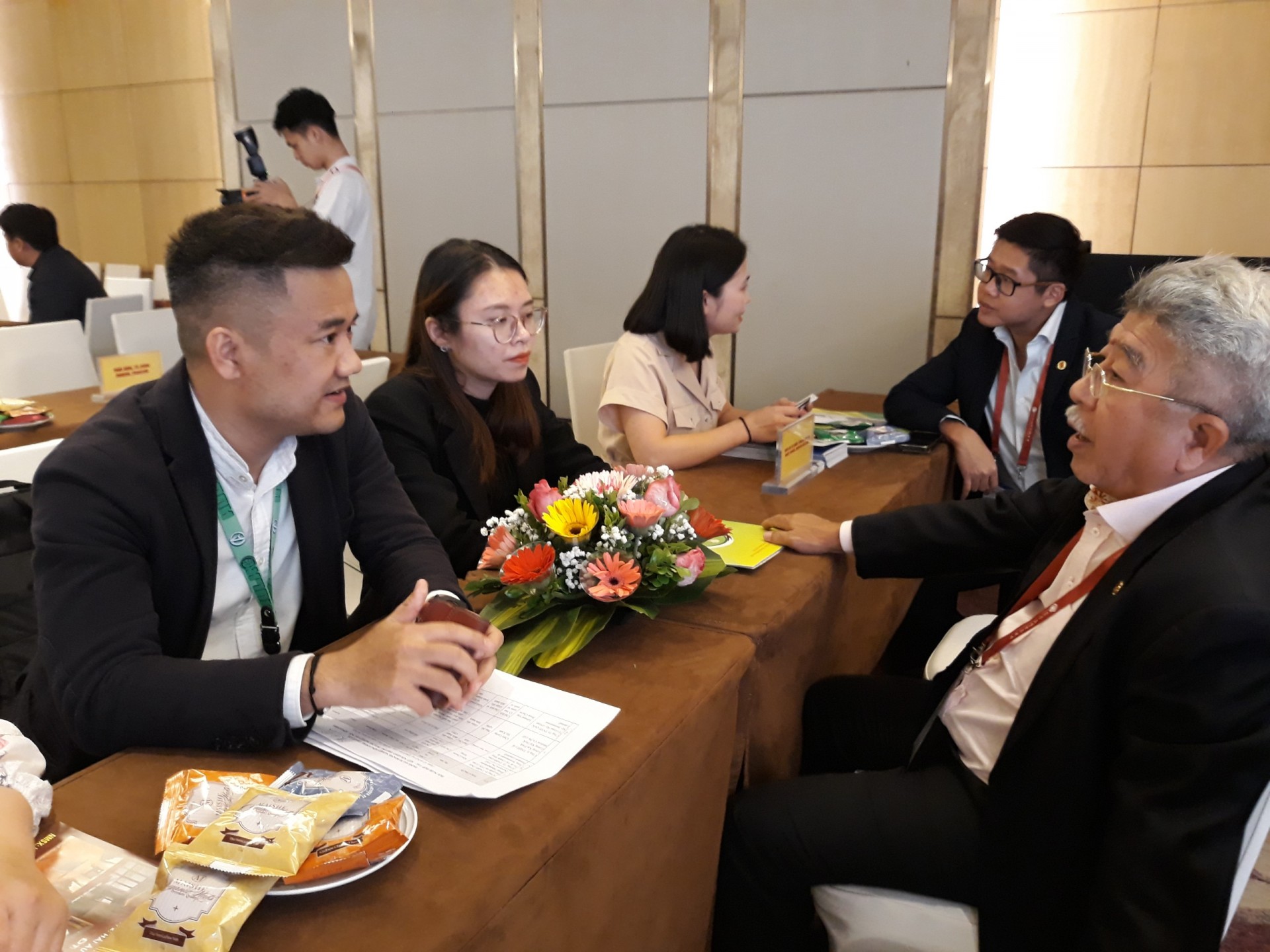 Hanoi encourages trade connections between its  enterprises and Singaporean companies