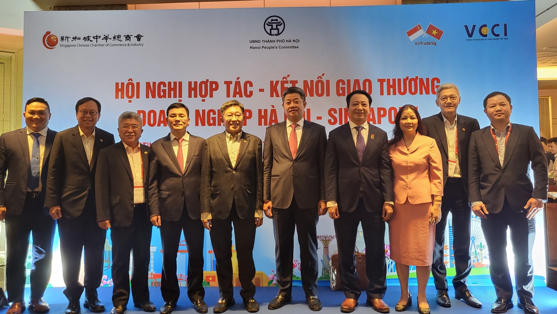 Participants of a Hanoi-Singapore business connection meeting