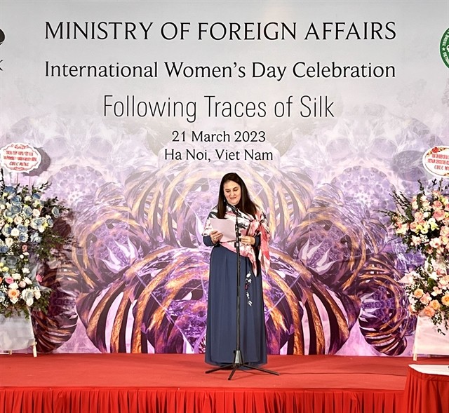 Representative of UN Women in Việt Nam Elisa Fernandez Saenz, wearing a Vietnamese áo dài, delivers a speech at the event. — VNS Photos Thúy Hằng Representative of UN Women in Việt Nam Elisa Fernandez Saenz, wearing a Vietnamese áo dài, delivers a speech at the event. — VNS Photos Thúy Hằng
