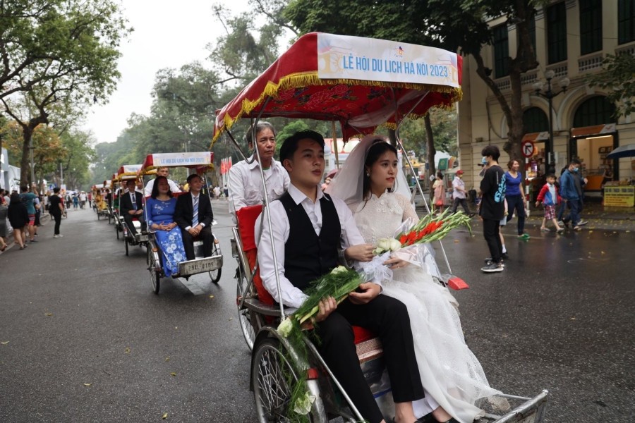 Traditional-style Hanoi weddings in the Old Quarter, a special experience for visitors to Hanoi Tourism Festival 2023
