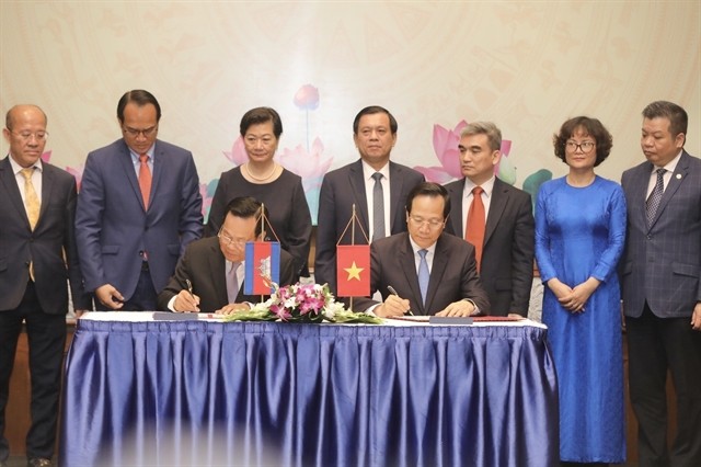 Vietnamese Minister of Labour, Invalids and Social Affairs Đào Ngọc Dung (right) and Cambodian Minister of Labour and Vocational Training Ith Samheng signed the joint statement of the conference. —VNA/VNS Photo Minh Quyết