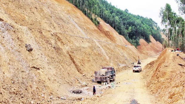 The road that link National Highway 37 - National Highway 17 - Vo Nhai is being built in Canh Nau commune, Yen The district. (Photo: baobacgiang.com.vn)