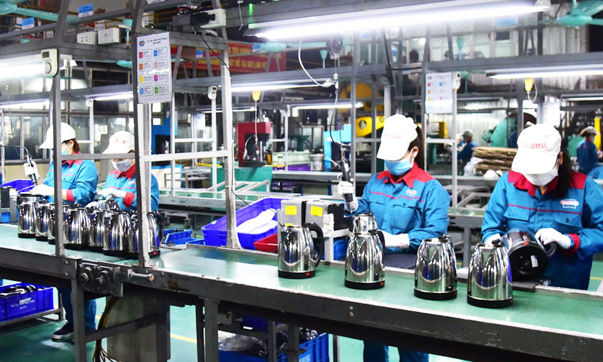 Producing household appliances at the factory of Sunhouse Group (Ngoc Liep Industrial Park, Hanoi’s Quoc Oai District)
