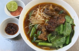 Spicy beef noodle soup of Bạc Liêu lures foodies