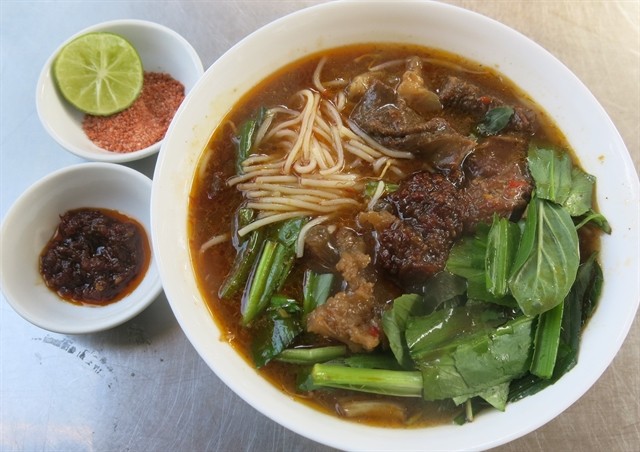 Many foodies visit Bạc Liêu to enjoy spicy beef noodle soup. — Photo danviet.vn Many foodies visit Bạc Liêu to enjoy spicy beef noodle soup. — Photo danviet.vn