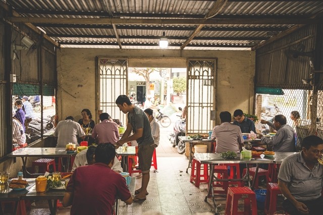 Foodies say bún bò cay at Ánh Nguyệt Shop is the tastiest dish in Bạc Liêu. — Photo toquoc.vn Foodies say bún bò cay at Ánh Nguyệt Shop is the tastiest dish in Bạc Liêu. — Photo toquoc.vn