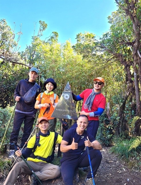 Tourists celebrate conquering Mt Nam Kang Ho Tao. — Photo laichau.gov.vn Tourists celebrate conquering Mt Nam Kang Ho Tao. — Photo laichau.gov.vn