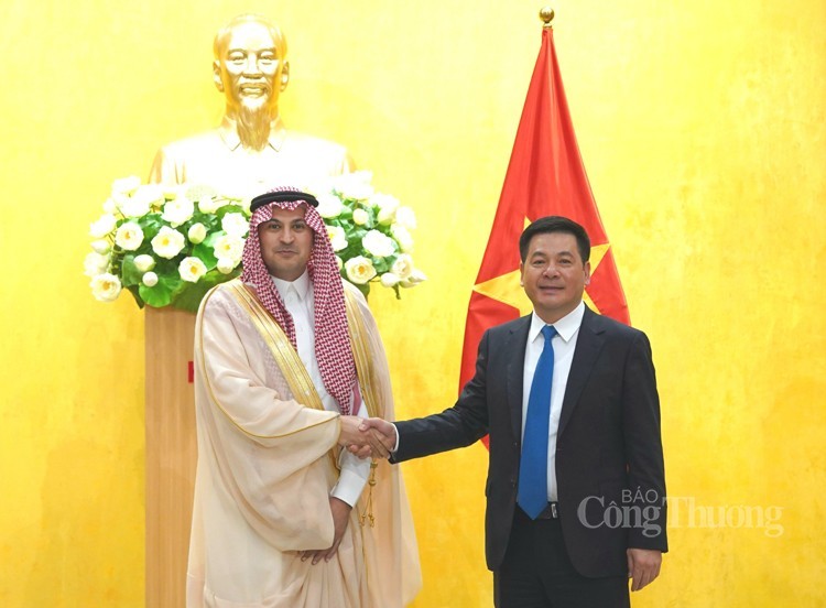 Vietnamese Minister of Industry and Trade Nguyen Hong Dien met Ambassador of Saudi Arabia to Vietnam Mohammed Ismaeil A. Dahlwy on April 20 in Vietnam’s capital Hanoi