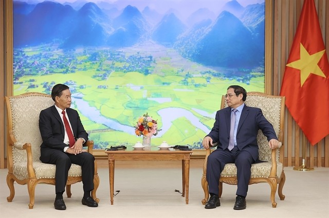 Prime Minister Phạm Minh Chính (right) with the President of the Lao Front for National Construction (LFNC) Central Committee, Sinlavong Khoutphaythoune, on Wednesday. — VNA/VNS Photo Dương Giang