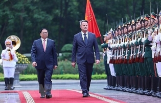 Welcome ceremony held for Luxembourg Prime Minister