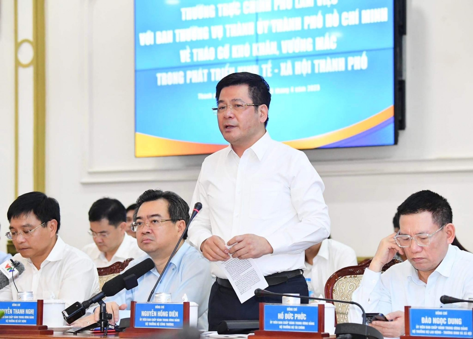 Minister of Industry and Trade Nguyen Hong Dien (standing) addressed the meeting between the Government’s Standing Committee and Ho Chi Minh City Party Committee on April 16