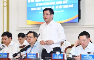 Government helps HCMC overcome obstacles