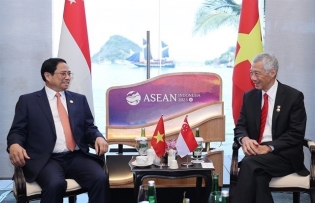 Singaporean PM accepts Vietnamese counterpart's invitation to visit later this year