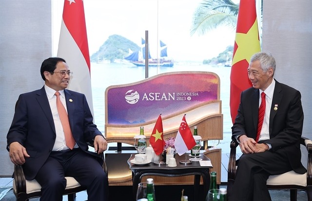 Vietnamese Prime Minister Phạm Minh Chính had talks with Singaporean counterpart Lee Hsien Loong on the sidelines of the ongoing 42nd ASEAN Summit in Indonesia on Wednesday. — VNA/VNS Photo Dương Giang