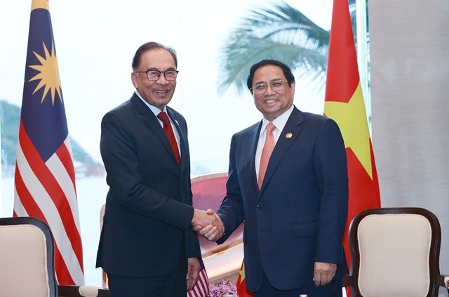 Vietnamese Prime Minister Phạm Minh Chính (right) and Malaysian counterpart Anwar Ibrahim had talks on Wednesday in Indonesia on the sidelines of the 42nd ASEAN Summit. — VNA/VNS Photo Dương Giang