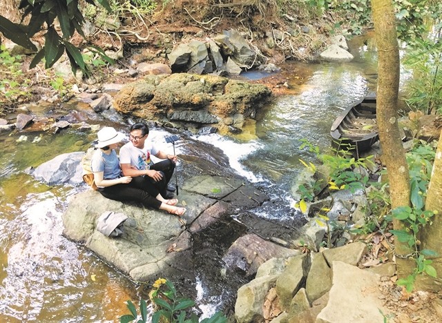 Tourists rest at Golden Stream. — Photo baotayninh.vn Tourists rest at Golden Stream. — Photo baotayninh.vn