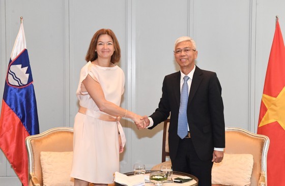 Võ Văn Hoan (right), vice chairman of HCM City People’s Committee, meets with Tanja Fajon, deputy Prime Minister and foreign minister of the Republic of Slovenia during a visit to the city on Monday (May 22). Photo sggp.org.vn Võ Văn Hoan (right), vice chairman of HCM City People’s Committee, meets with Tanja Fajon, deputy Prime Minister and foreign minister of the Republic of Slovenia during a visit to the city on Monday (May 22). Photo sggp.org.vn