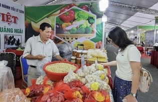 Fruit, farm produce week underway in Hanoi