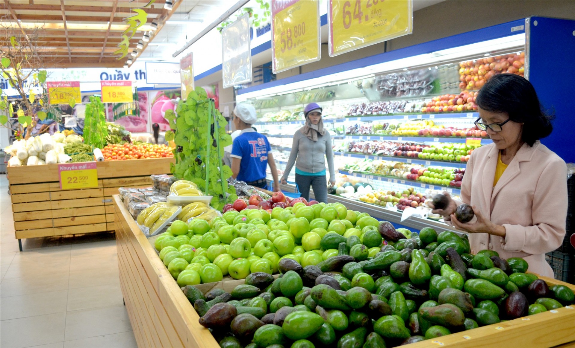 Vietnamese agricultural products are being prominently sold at Co.opMart Tam Ky supermarket - Photo: Viet Nguyen