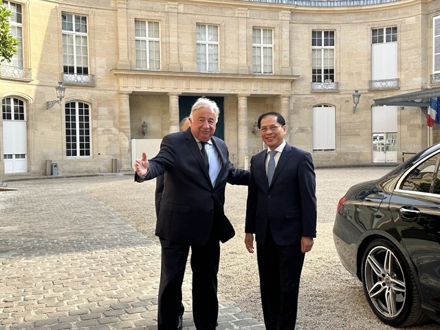 President of the French Senate Gérard Larcher (right) welcomes Vietnamese Minister of Foreign Affairs Bùi Thanh Sơn. – VNA/VNS Photo President of the French Senate Gérard Larcher (right) welcomes Vietnamese Minister of Foreign Affairs Bùi Thanh Sơn. – VNA/VNS Photo