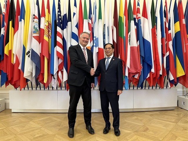 Sơn holds talks with Secretary-General of the Organisation for Economic Co-operation and Development (OECD) Mathias Cormann in Paris. — VNA/VNS Photo Sơn holds talks with Secretary-General of the Organisation for Economic Co-operation and Development (OECD) Mathias Cormann in Paris. — VNA/VNS Photo
