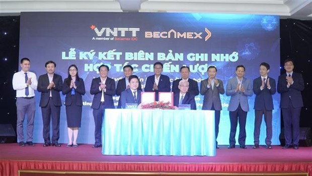 VNTT and Becamex IDC ink a Memorandum of Understanding (MoU) on  transforming Becamex IDC's industrial parks into smart ones at the ceremony. (Photo: VNA)