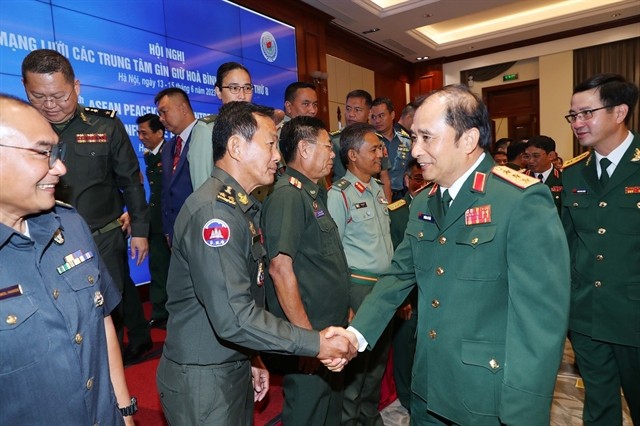 Sen. Lieut. Gen. Phùng Sĩ Tấn, Deputy Chief of the General Staff of the Việt Nam People's Army and delegates at the conference. — VNA/VNS Photo Trọng Đức