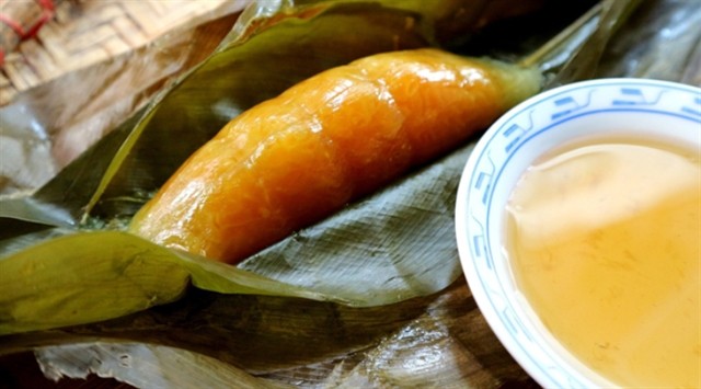 TAKE A DIP: Northern housewives welcome the Đoan Ngọ Festival by making 'bánh tro' that are 20cm long, without filling, which is enjoyable when dipped in molasses. — Photo mediamart.vn TAKE A DIP: Northern housewives welcome the Đoan Ngọ Festival by making 'bánh tro' that are 20cm long, without filling, which is enjoyable when dipped in molasses. — Photo mediamart.vn