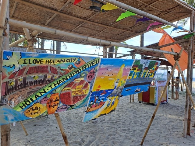 Paintings on display on Cửa Đại Beach in Hội An town. Folk games and plays on the beach attract tourists visiting the town. VNS Photo from Công Thành Paintings on display on Cửa Đại Beach in Hội An town. Folk games and plays on the beach attract tourists visiting the town. VNS Photo from Công Thành