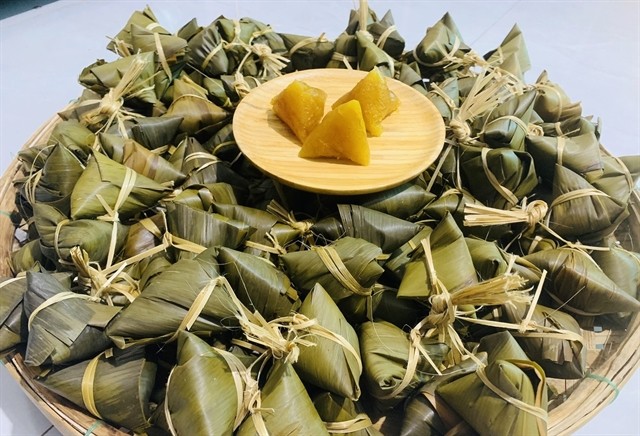 TUCK IN: Pyramid-shaped 'bánh tro', made by chefs from the central province of Quảng Nam Province, is popular from far and wide. — Photo baoquangnam.vn TUCK IN: Pyramid-shaped 'bánh tro', made by chefs from the central province of Quảng Nam Province, is popular from far and wide. — Photo baoquangnam.vn