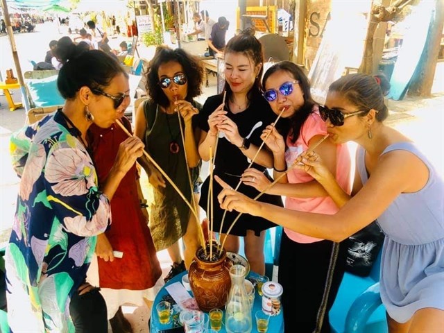 Visitors try the traditional wine of the ethnic Cơ Tu Group at Tân Thành Flea market in Hội An. The market opens every weekend. Photo courtesy of Tân Thành Market. Visitors try the traditional wine of the ethnic Cơ Tu Group at Tân Thành Flea market in Hội An. The market opens every weekend. Photo courtesy of Tân Thành Market.