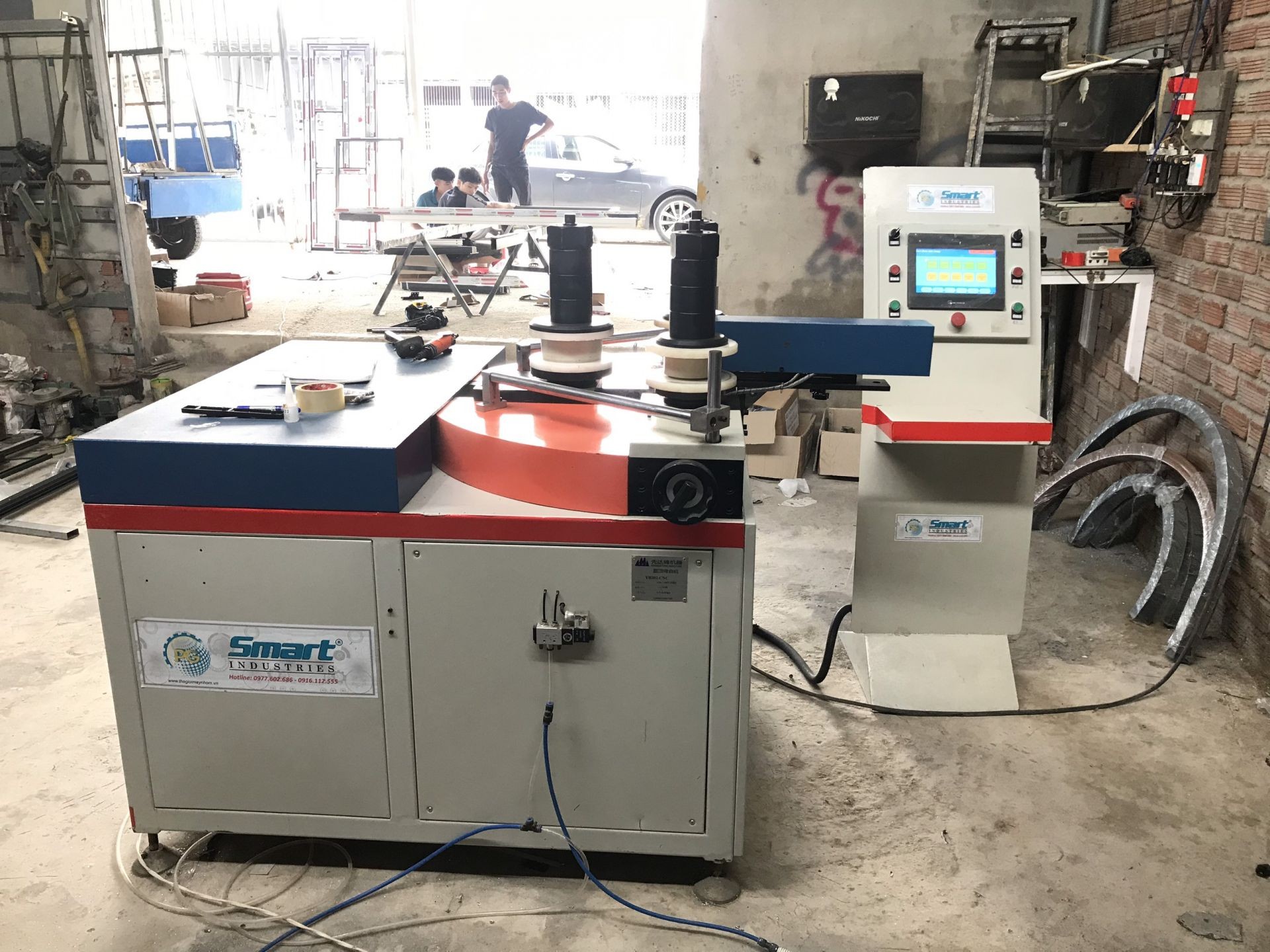 An aluminum door production machine that Chien Linh Co., Ltd. procured with industry promotion funding 