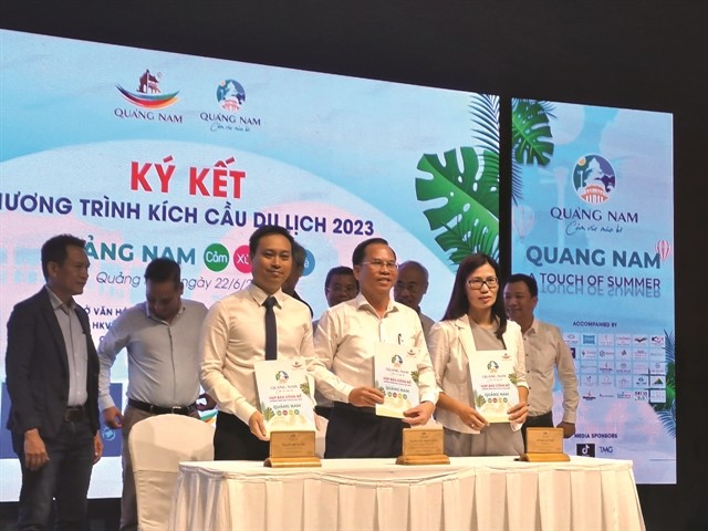 INKED: Representatives of Vietnam Airlines, Quảng Nam province and Hội An Express sign a tourism promotion campaign in the province from now until September 30. VNS Photos Công Thành INKED: Representatives of Vietnam Airlines, Quảng Nam province and Hội An Express sign a tourism promotion campaign in the province from now until September 30. VNS Photos Công Thành