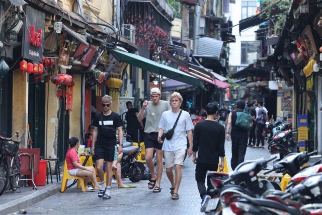 Tourists are seen on Tạ Hiện Street. VNS Photo Trương Vị Tourists are seen on Tạ Hiện Street. VNS Photo Trương Vị