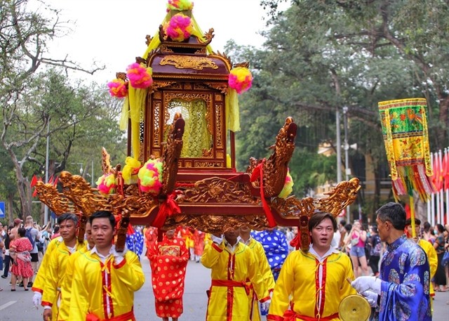 A palanquin procession at Kim Ngân Communal House Festival held in Hà Nội in April. VNA/VNS Photo Tuấn Đức A palanquin procession at Kim Ngân Communal House Festival held in Hà Nội in April. VNA/VNS Photo Tuấn Đức