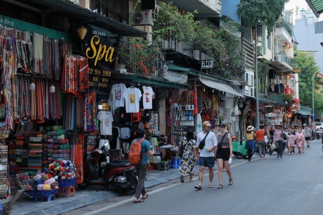 International tourists are seen visiting Hà Nội's Old Quarter. VNS Photo Trương Vị International tourists are seen visiting Hà Nội's Old Quarter. VNS Photo Trương Vị