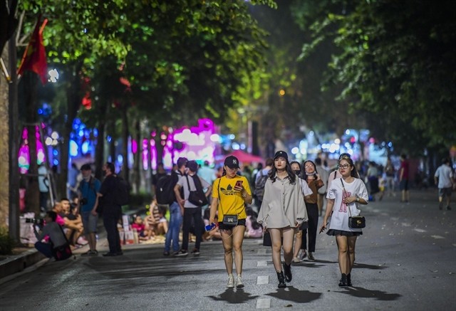 Local residents at the pedestrian zone near Hoàn Kiếm Lake in Hà Nội. VNA/VNS Photo Thành Đạt 
